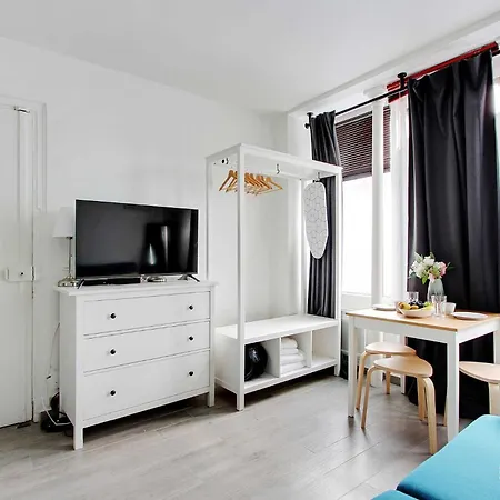 A Parisian Experience For 2 - Place De Clichy Apartment *